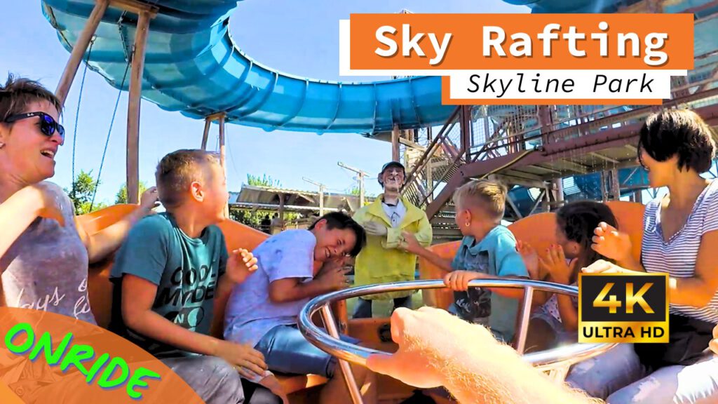 Familienfahrt auf der Wasserattraktion Sky Rafting im Skyline Park. Die Besucher erleben eine spritzige Abfahrt voller Spaß und Überraschungen.