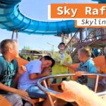 Familienfahrt auf der Wasserattraktion Sky Rafting im Skyline Park. Die Besucher erleben eine spritzige Abfahrt voller Spaß und Überraschungen.