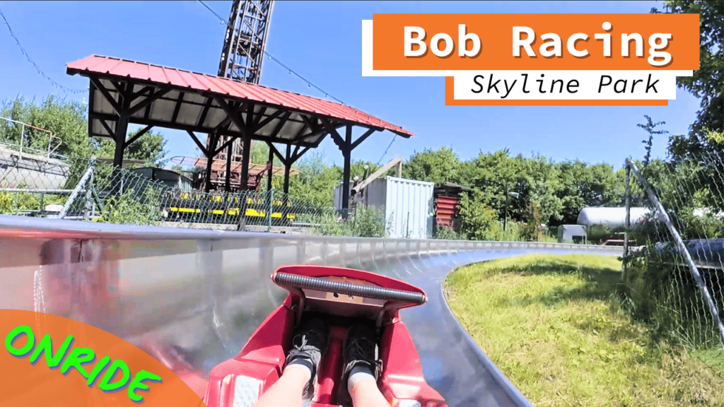 Blick aus der Fahrerperspektive auf der Bob Racing Sommerrodelbahn im Skyline Park mit Sicht auf die Strecke und die Umgebung.