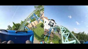 Eine geteilte Bildaufnahme zeigt die Fahrt auf der „Pégase Express“-Achterbahn im Parc Astérix. Links ist die Vorwärtsperspektive und rechts die Rückwärtsperspektive zu sehen. Beide Ansichten zeigen die charakteristischen blaugrünen Schienen und die umliegenden Parkstrukturen.