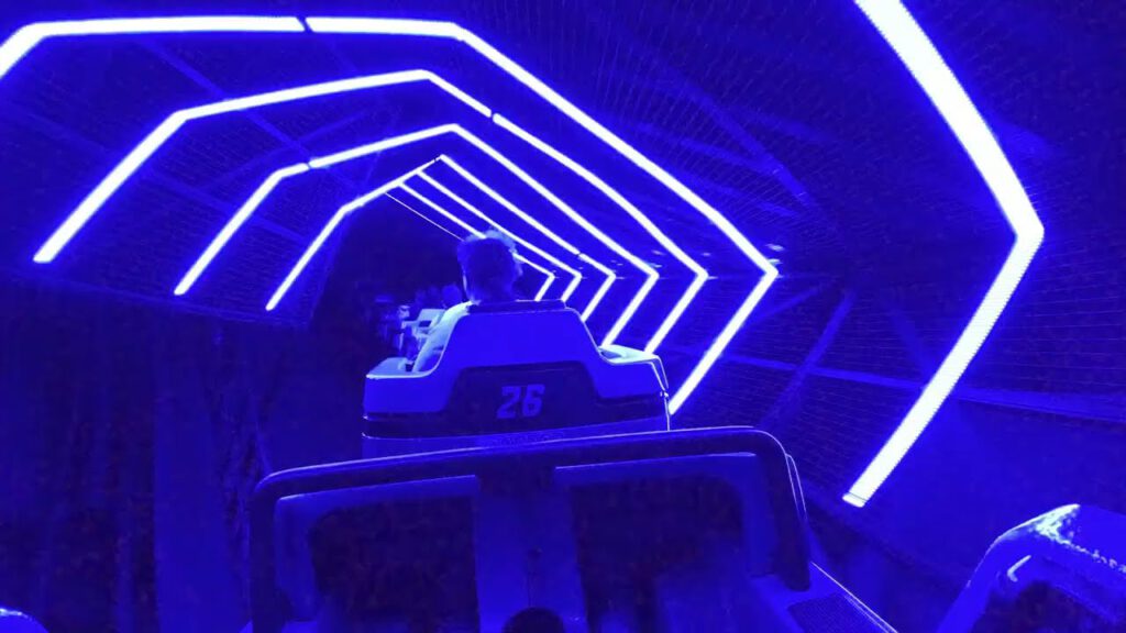Fahrt durch den blauen Lichtertunnel auf der Achterbahn Revolution im Bobbejaanland.